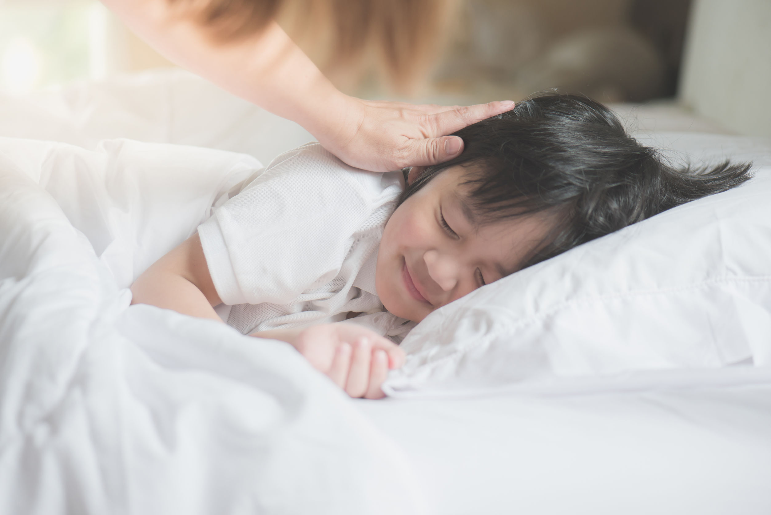 Спящие мать японка. Дети азиаты на кровати картинки. Японская мама в постели.